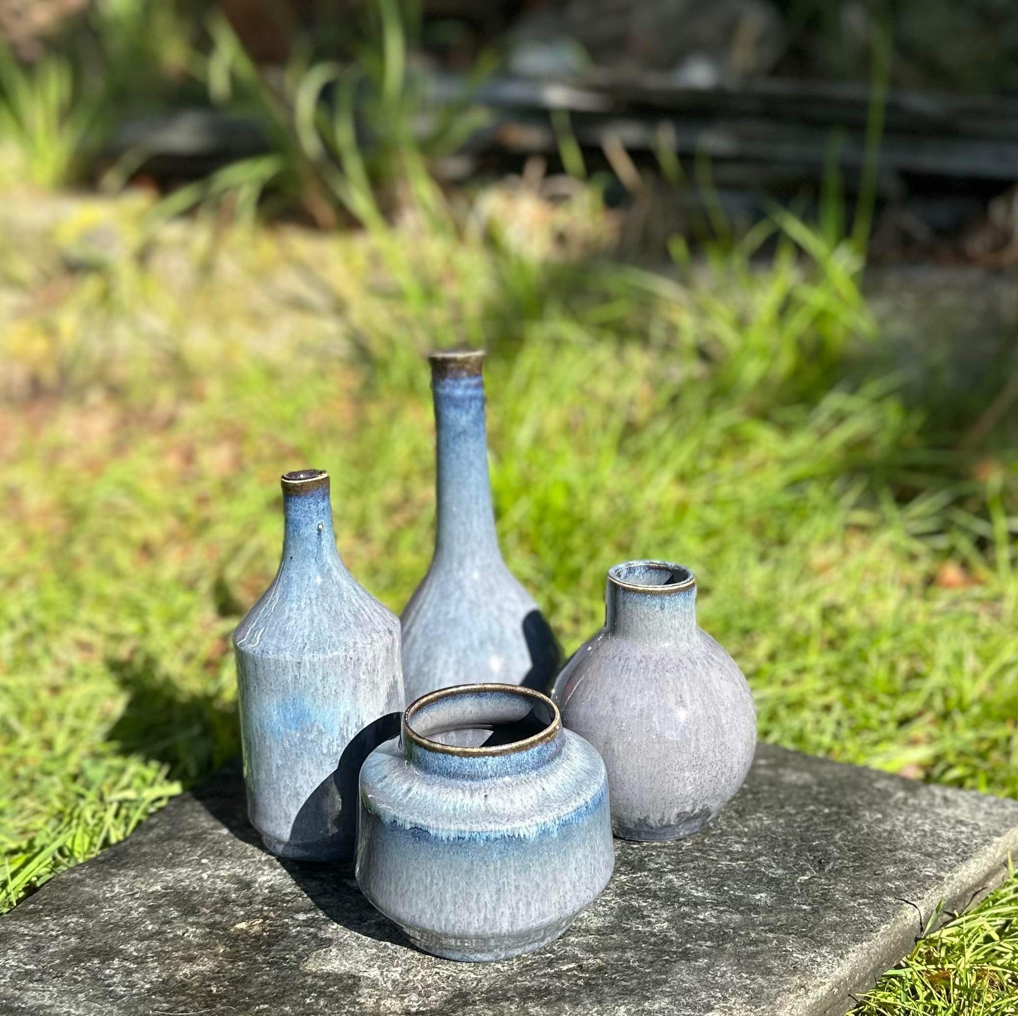 Blå mellanstora vaser på sten A